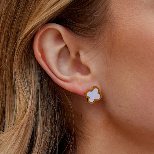 White Klee Stecker Ohrringe Alma