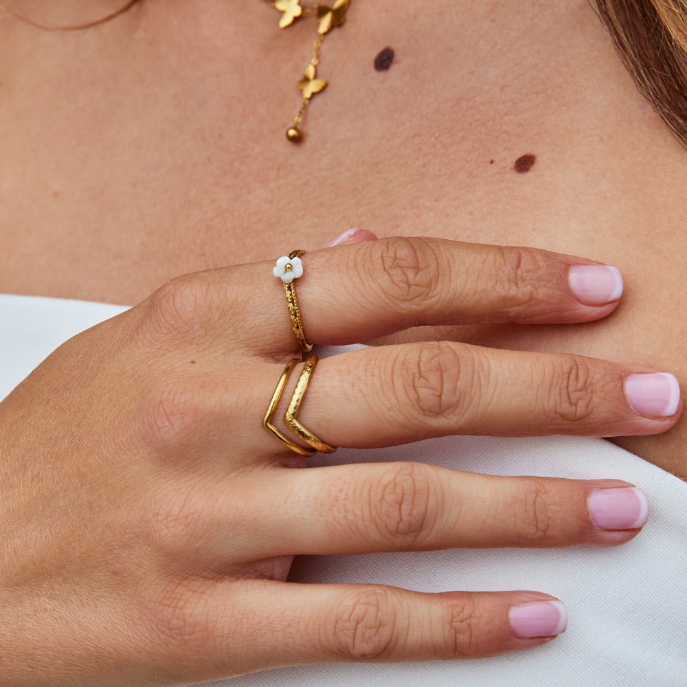 White BlüTen Shell Ring Alma