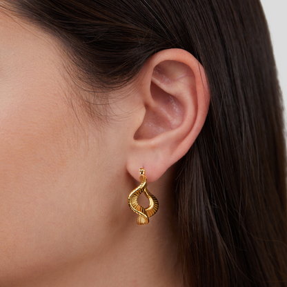Geometric Welle Gold Creolen Ohrringe Alma