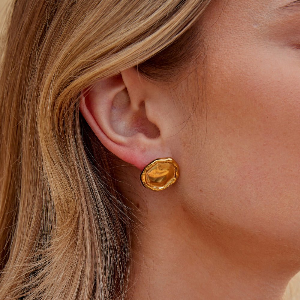 Ava Gold Button Ohrringe Alma