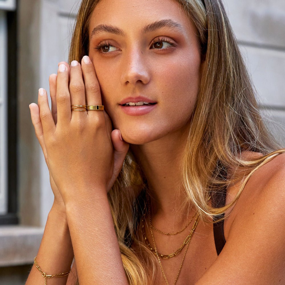 Black Kristall Ribbed Ring Alma