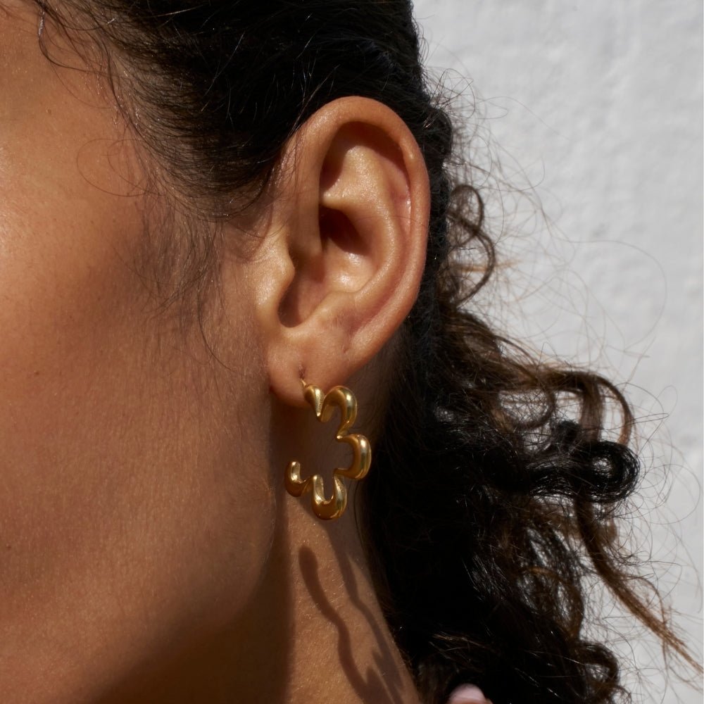 Geometric Gold Blumen Creolen Ohrringe Alma