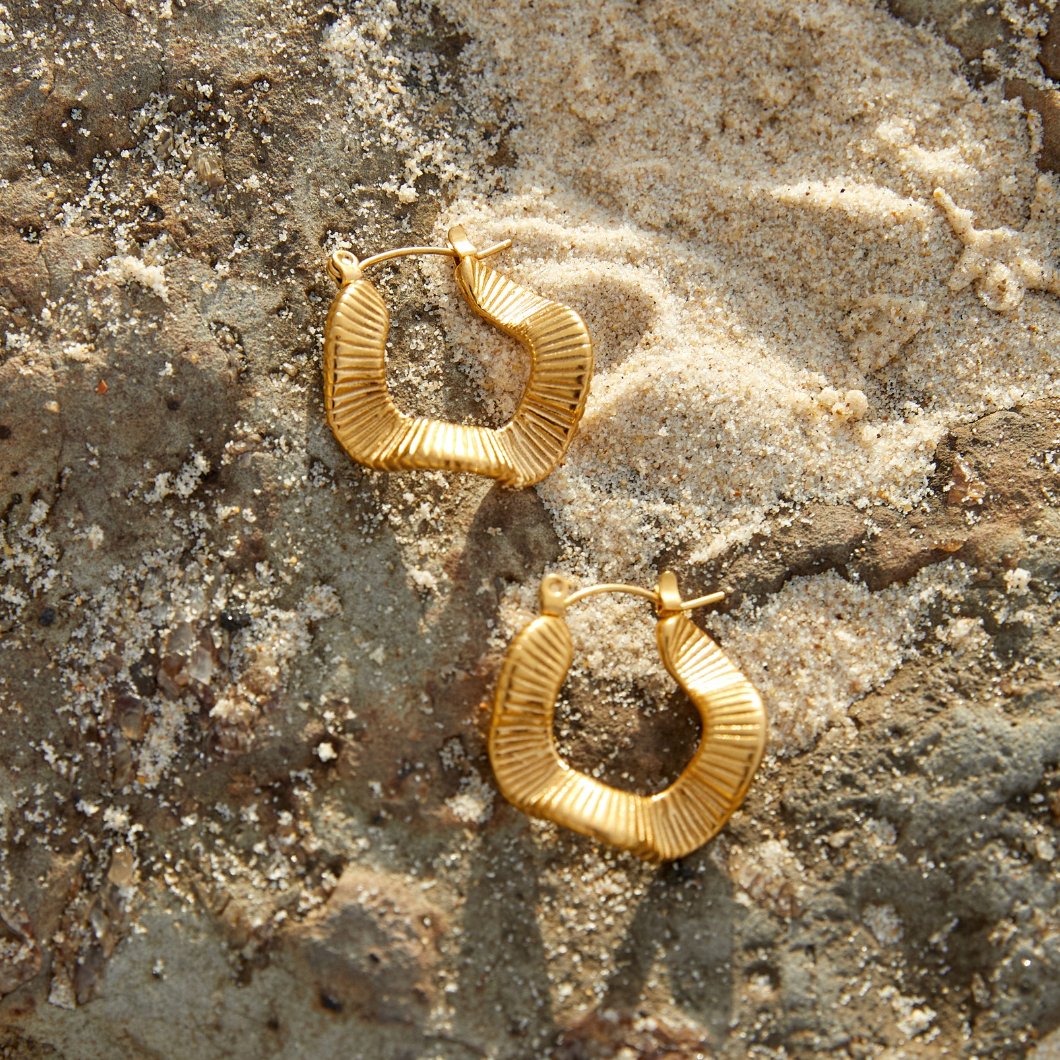 Geometric Welle Gold Creolen Ohrringe Alma