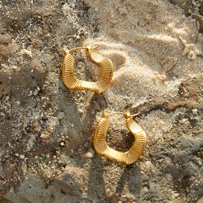 Geometric Welle Gold Creolen Ohrringe Alma