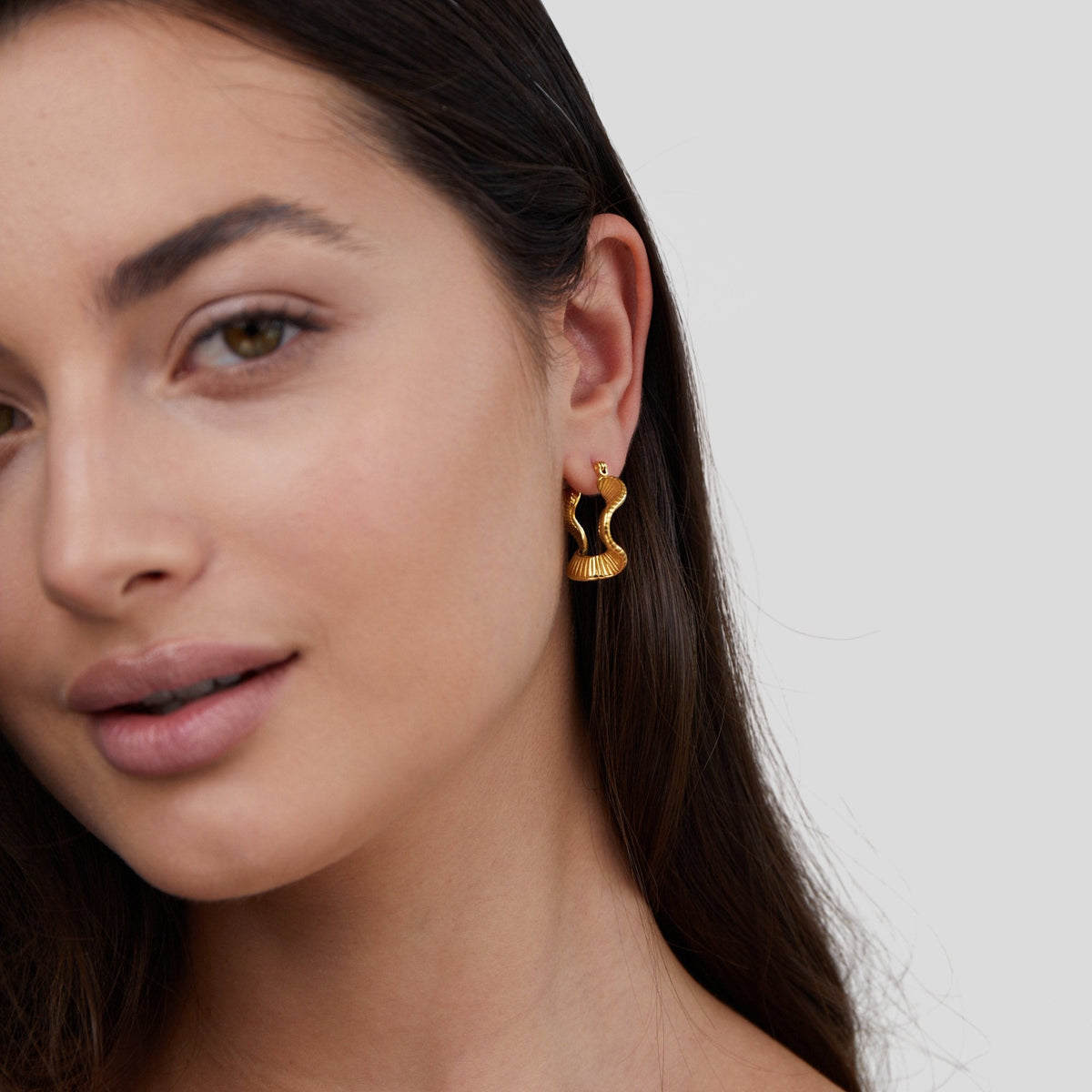 Geometric Welle Gold Creolen Ohrringe Alma
