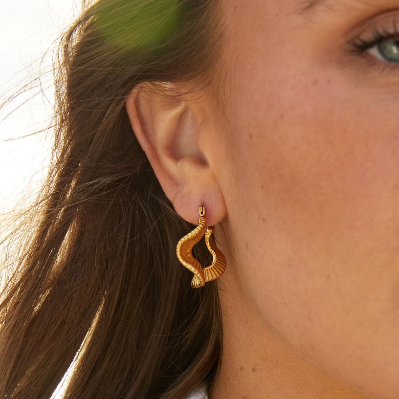 Geometric Welle Gold Creolen Ohrringe Alma