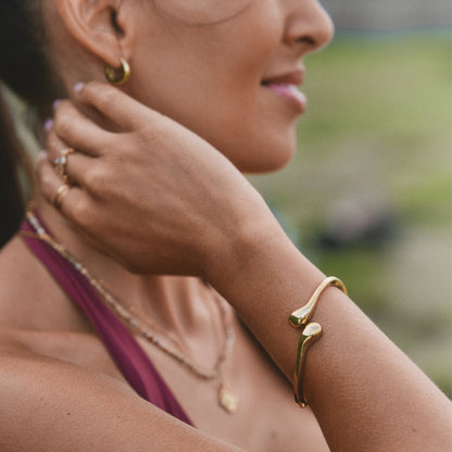 Gold Teardrop Armreif Alma
