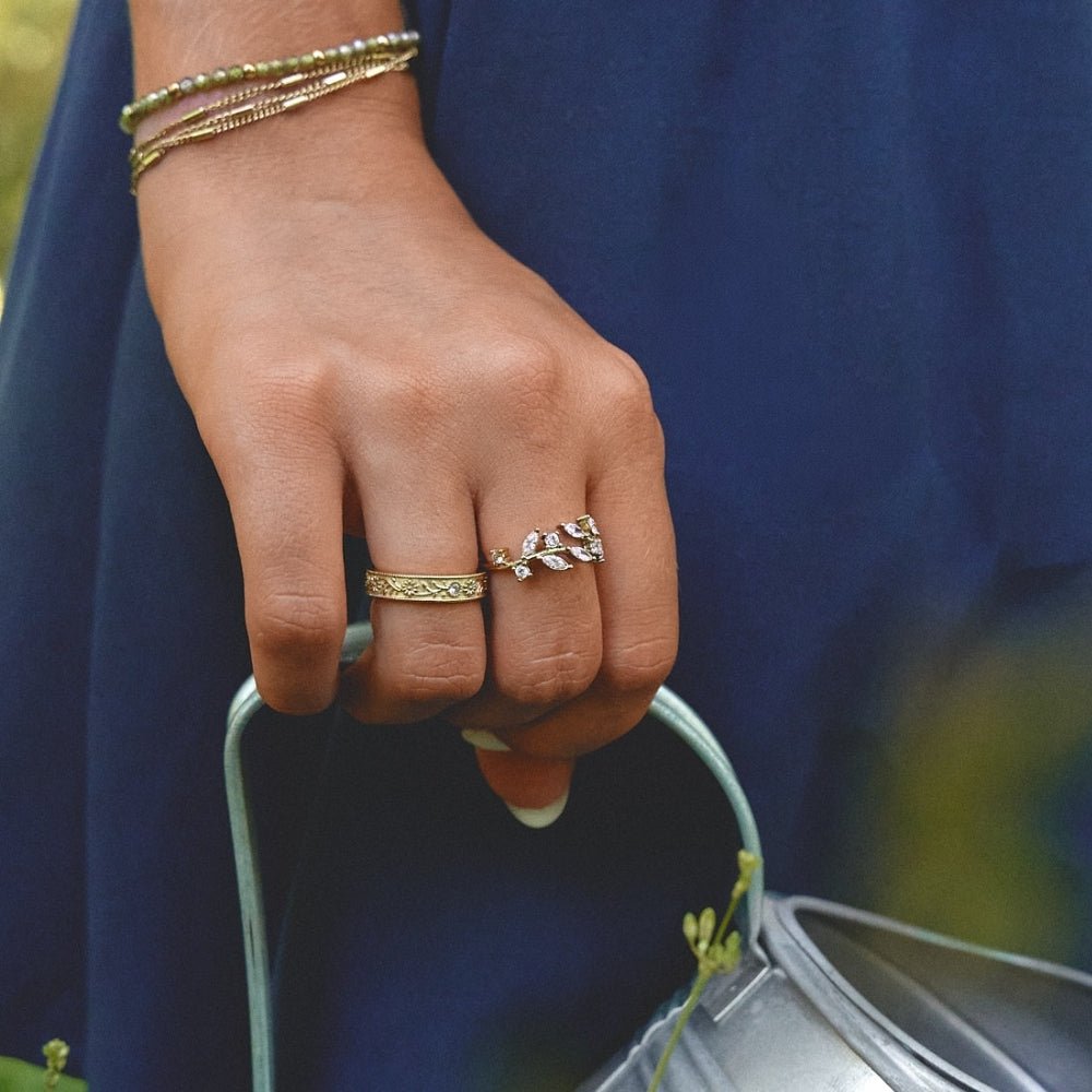 Golden Sculpted Blumen Band Ring Alma