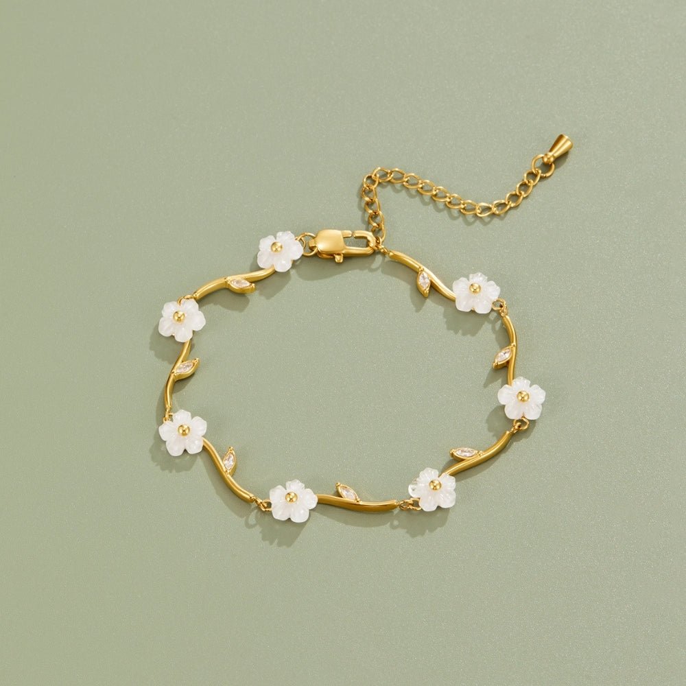 Golden White Perlen Blossom Armband Alma