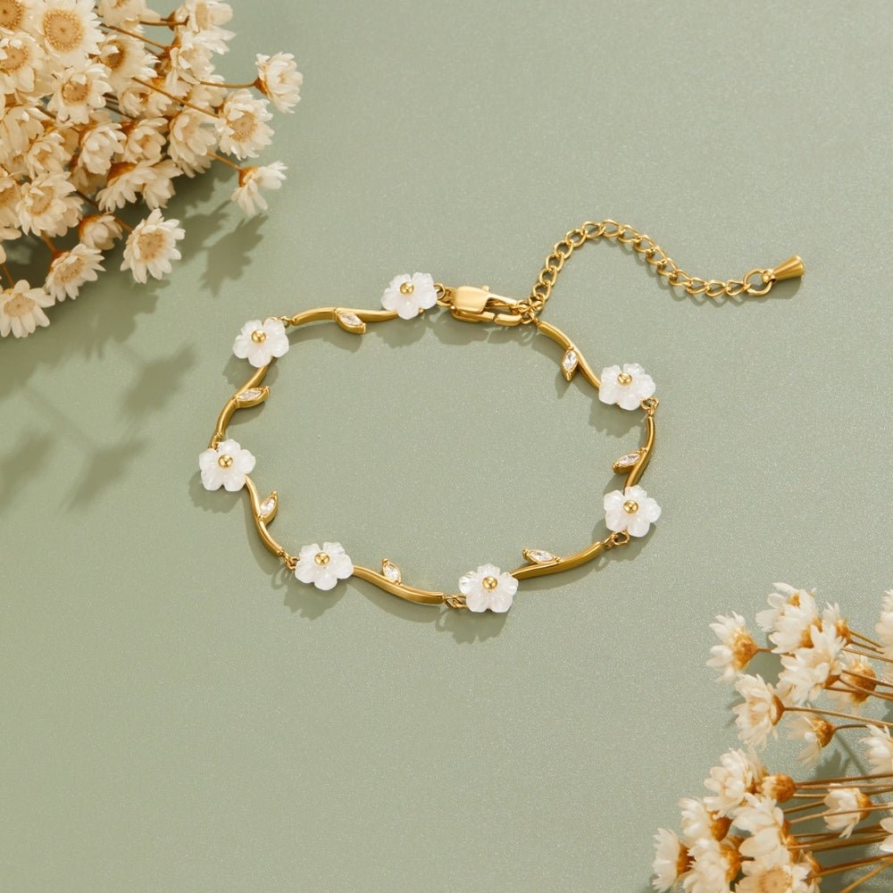 Golden White Perlen Blossom Armband Alma