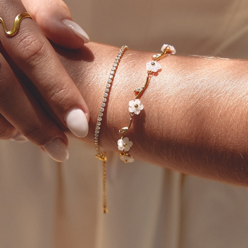 Golden White Perlen Blossom Armband Alma