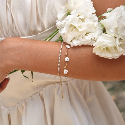 Golden White Perlen Blossom Armband Alma
