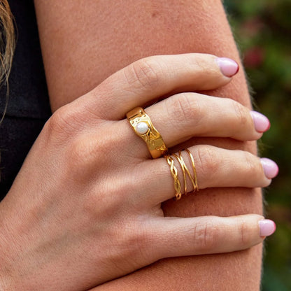 Unendlichkeits 18K Gold Twist Ring Alma