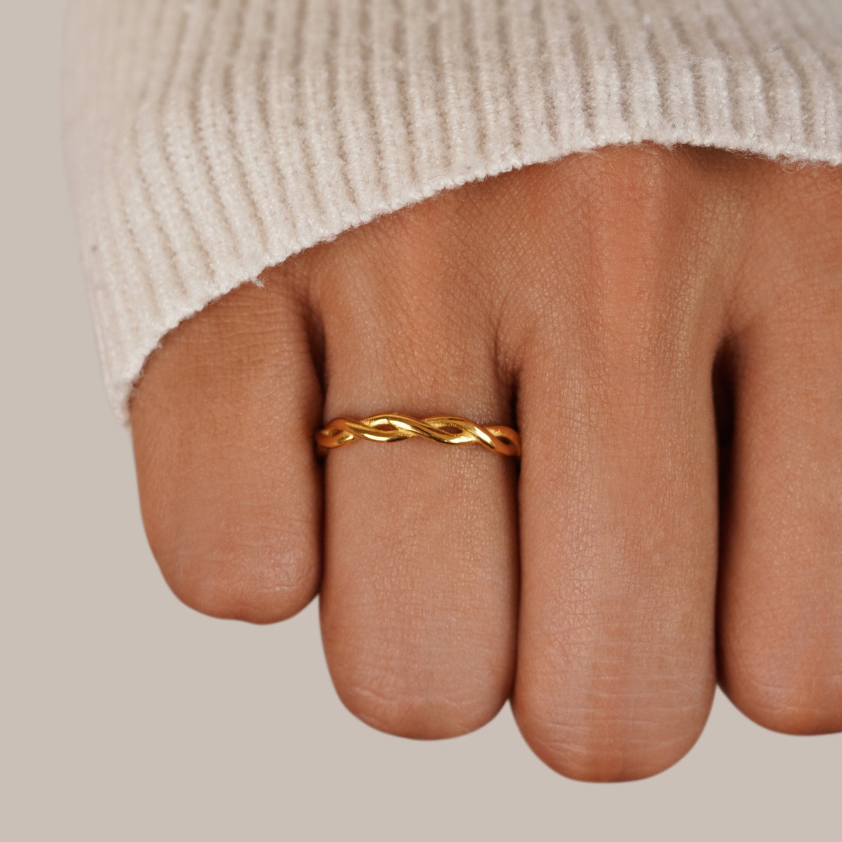 Unendlichkeits 18K Gold Twist Ring Alma
