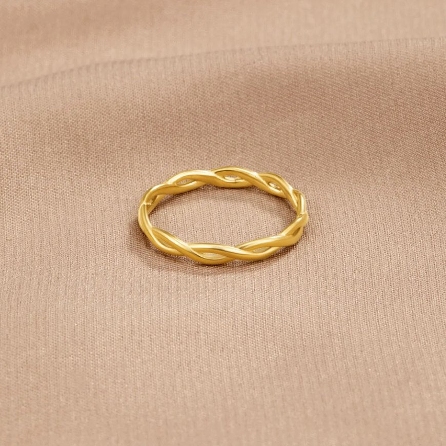 Unendlichkeits 18K Gold Twist Ring Alma