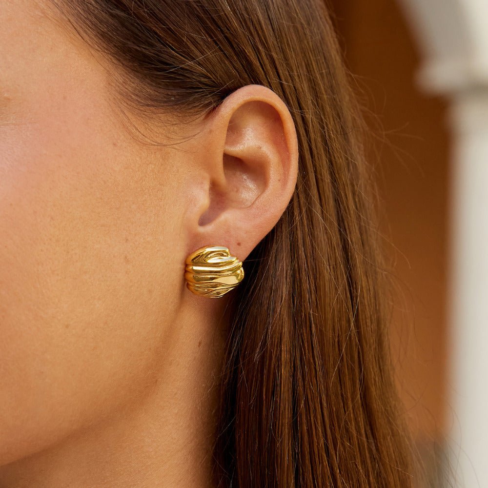 Lila Pleated Gold Button Ohrringe Alma