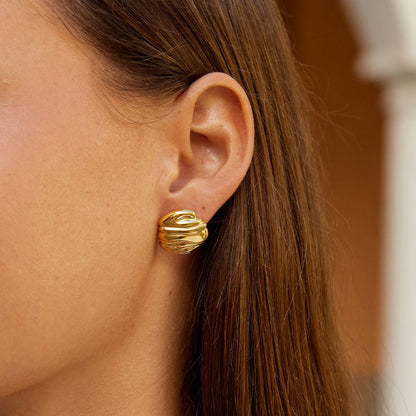 Lila Pleated Gold Button Ohrringe Alma