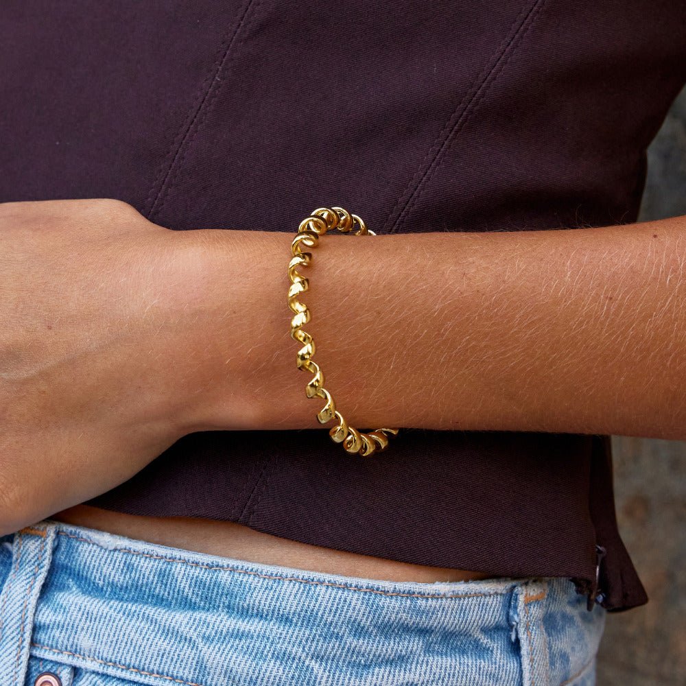Melinda Gold Coil Armband Alma