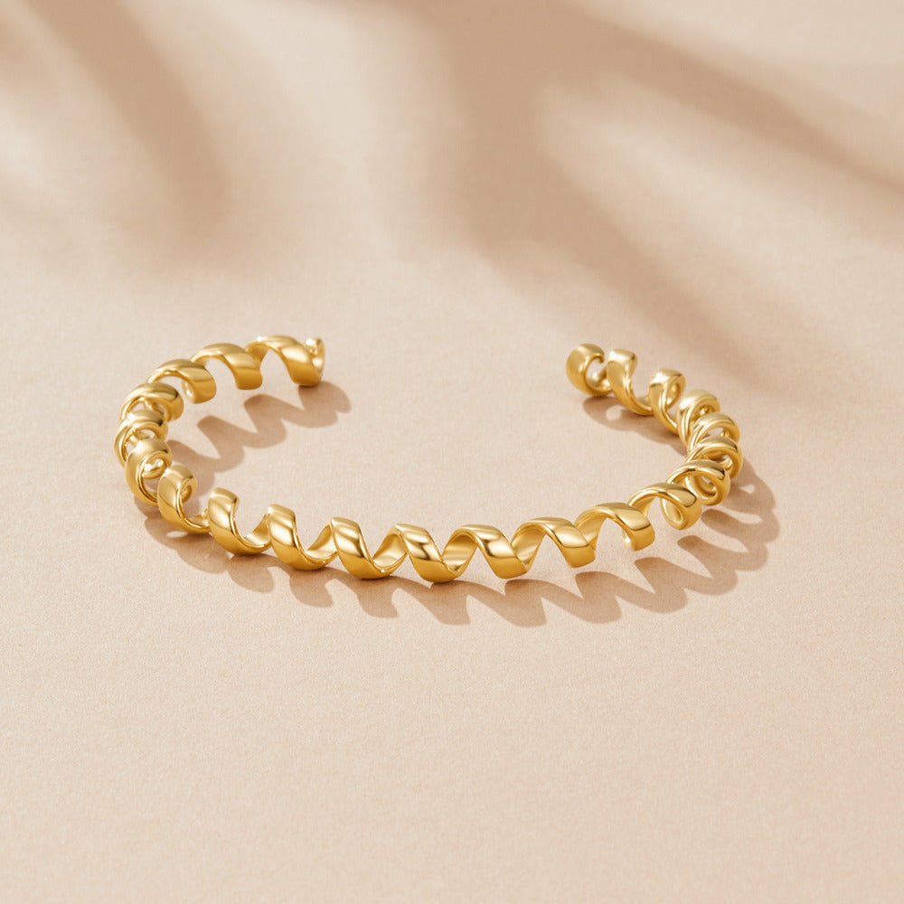 Melinda Gold Coil Armband Alma