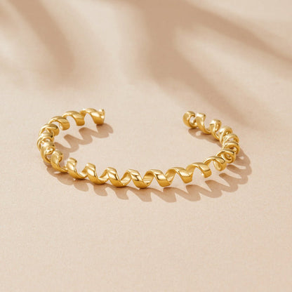 Melinda Gold Coil Armband Alma