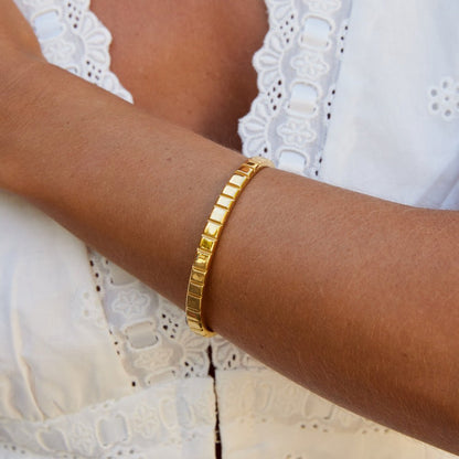 Tasha Ribbed Gold Armreif Alma