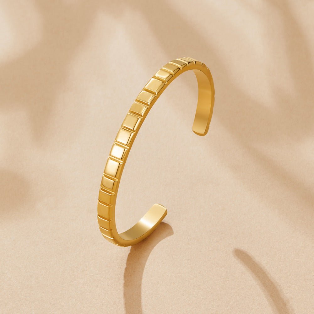 Tasha Ribbed Gold Armreif Alma