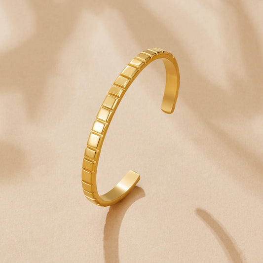 Tasha Ribbed Gold Armreif Alma