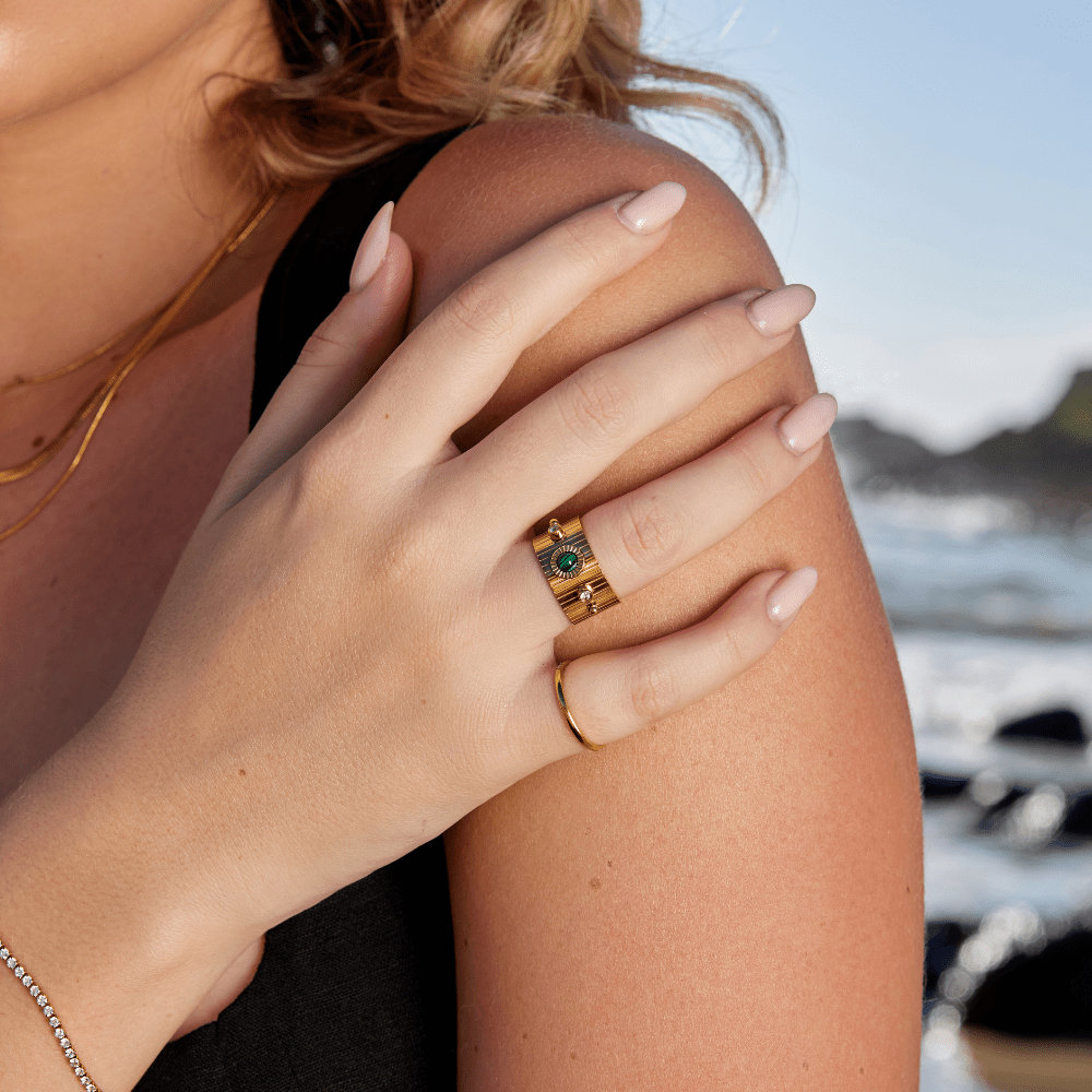 Vintage Dakota Goldring Alma