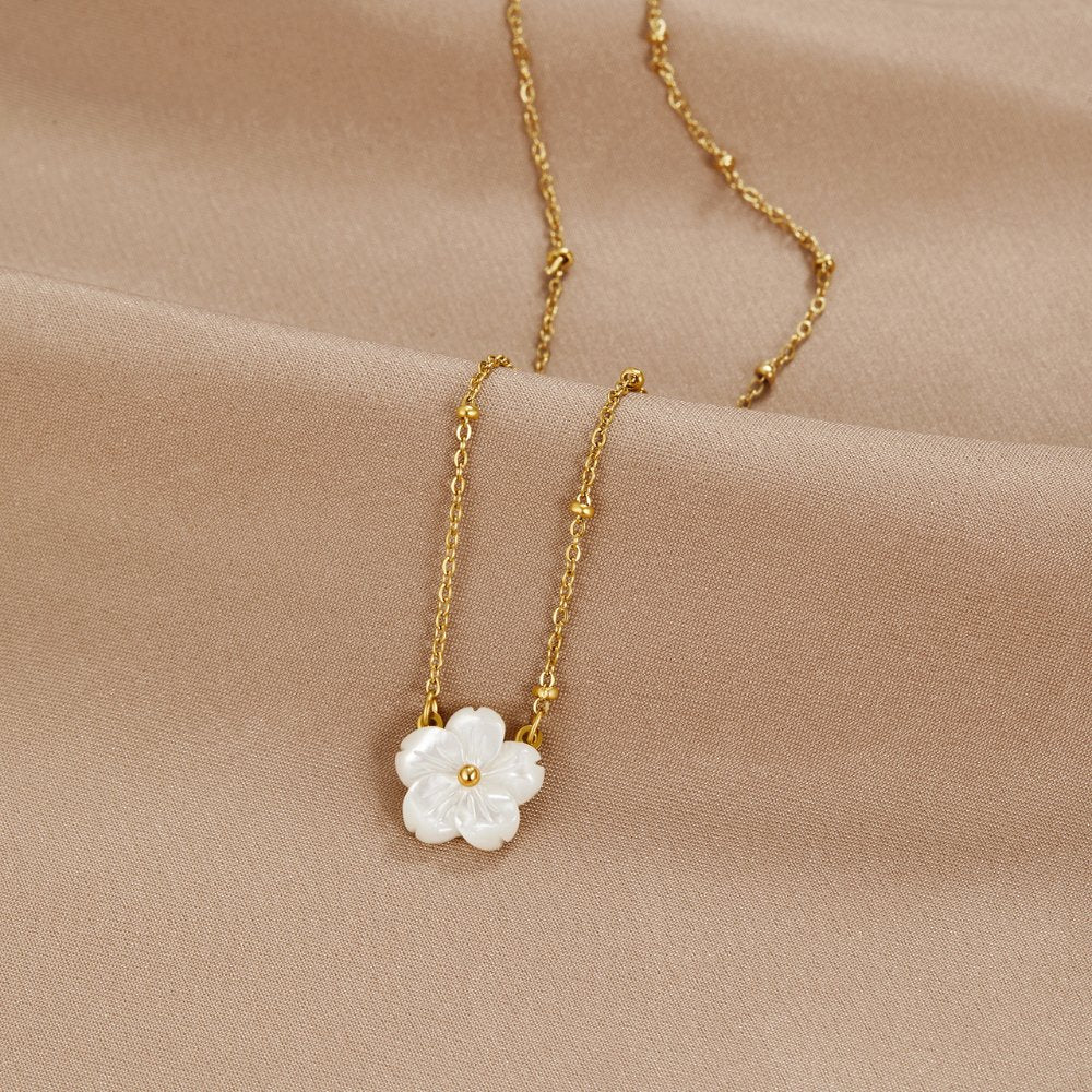 White Blossom Blumen Halskette Alma