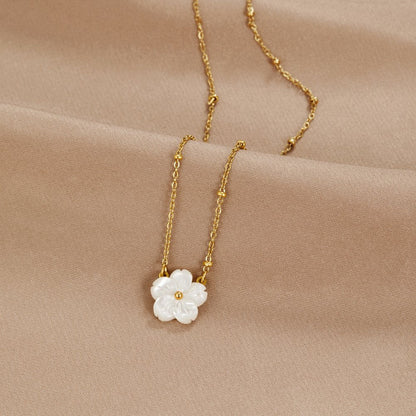 White Blossom Blumen Halskette Alma