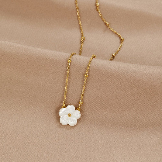 White Blossom Blumen Halskette Alma