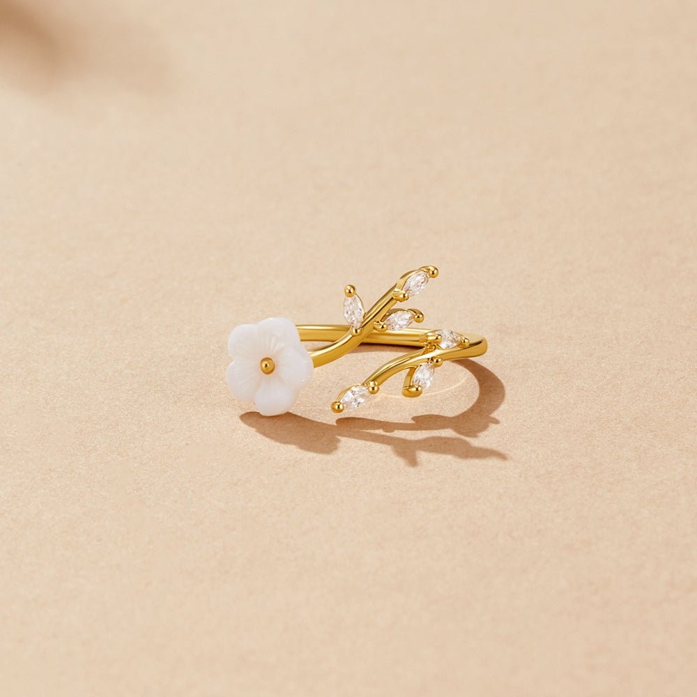 White Blossom Blumen Ring Alma
