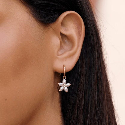 White Blumen Perlen Tropfen Ohrringe Alma