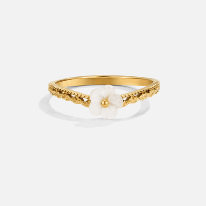 White BlüTen Shell Ring Alma
