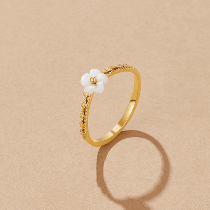 White BlüTen Shell Ring Alma