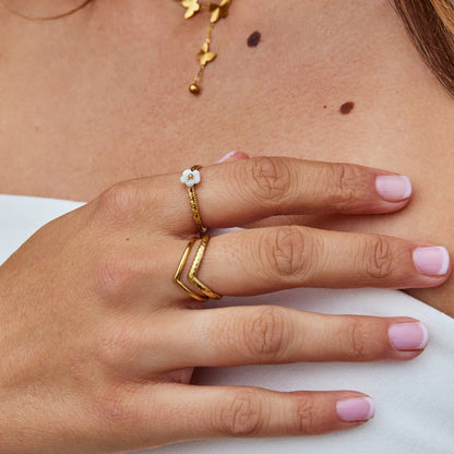 White BlüTen Shell Ring Alma