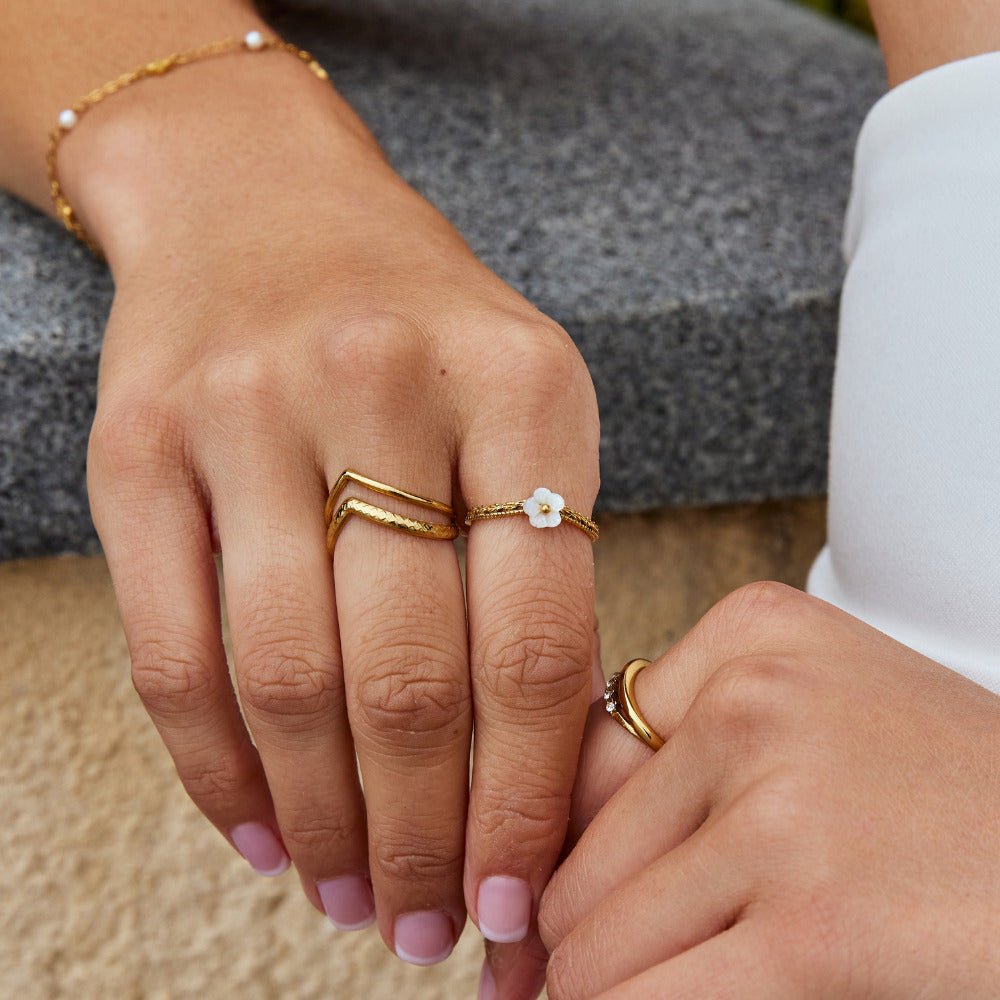 White BlüTen Shell Ring Alma
