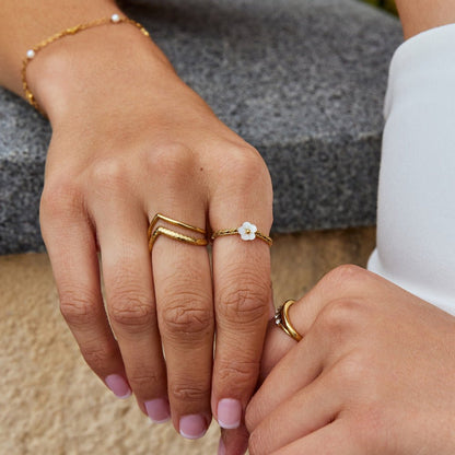 White BlüTen Shell Ring Alma