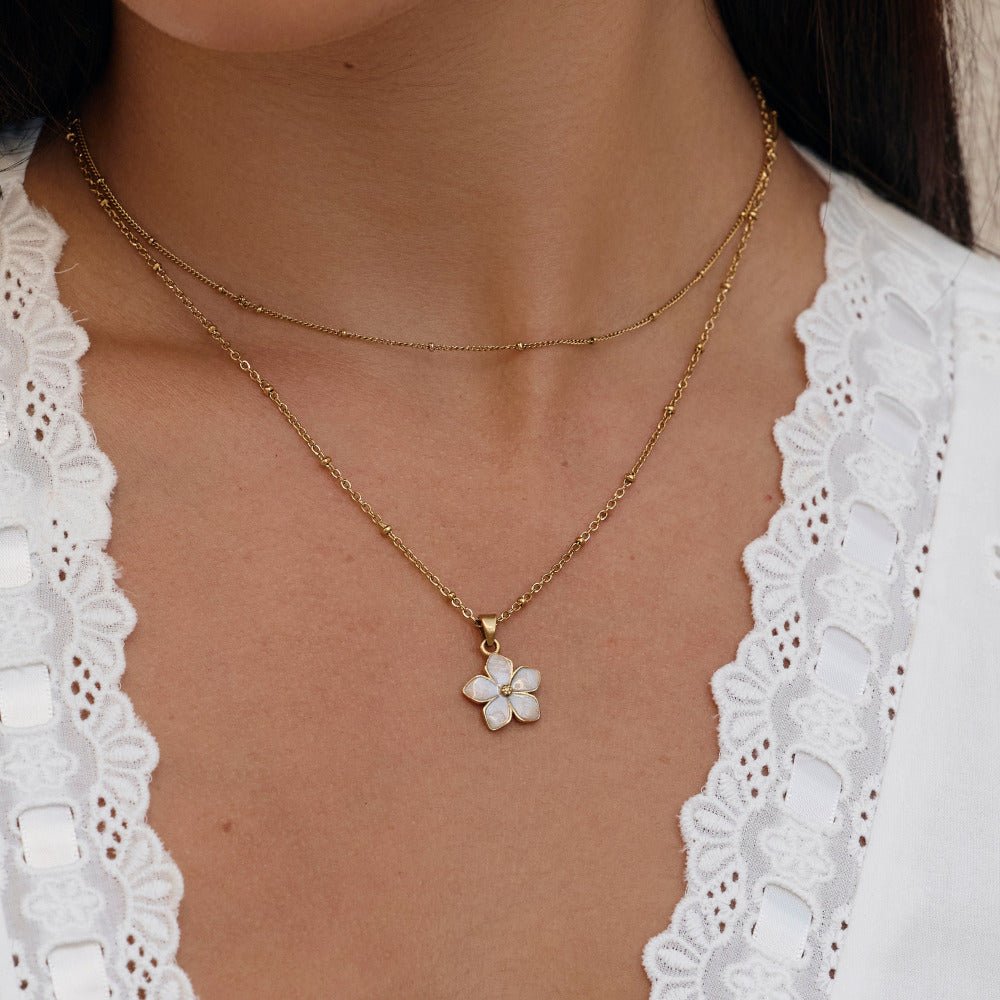 White Sakura Bloom Goldhalskette Alma